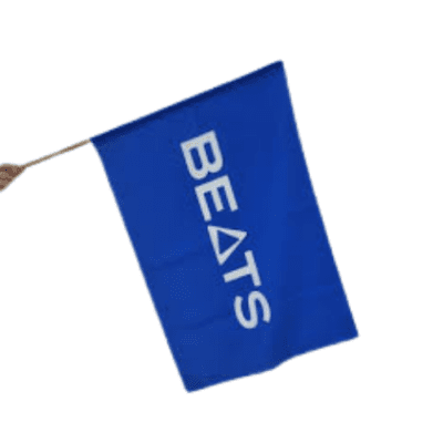 Bandeira personalizada com mastro em microfibra para eventos corporativos da Kaue Confecções