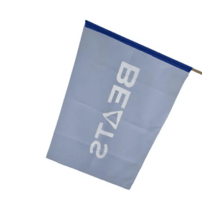 Bandeira personalizada com mastro em microfibra para divulgação de marca da Kaue Confecções