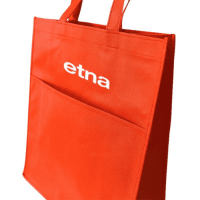 Sacola TNT com bolso externo para feiras e congressos Kaue Confecções
