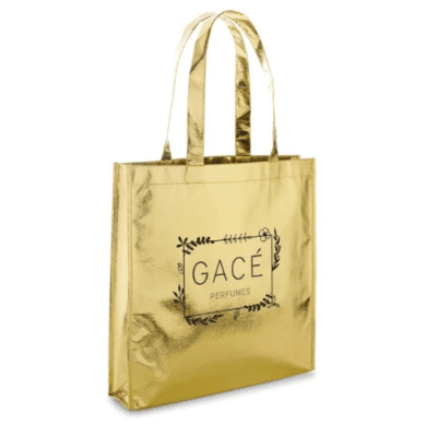 Sacola TNT Brilhante Personalizada com acabamento laminado para kit de onboarding da Kaue Confecções